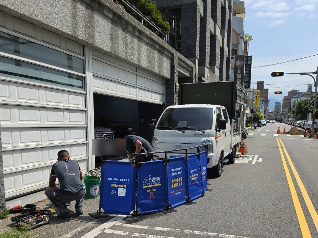 施工圍板與工程車